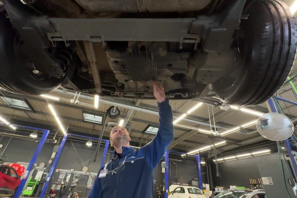 Dans ce centre de réparation de la métropole lilloise, on change deux à trois réservoirs d'AdBlue par semaine. Une réparation qui coûte cher.