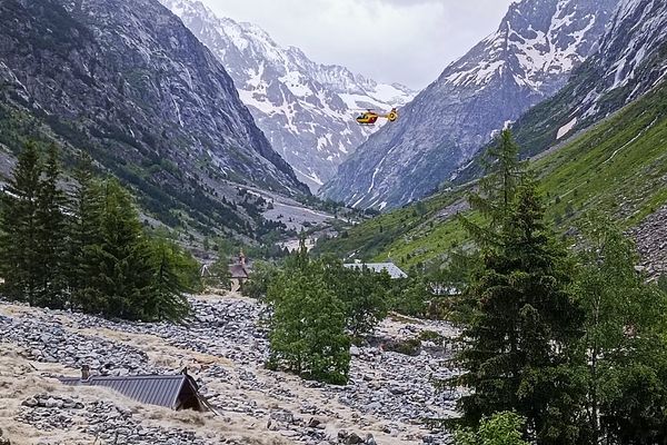 Une centaine de personnes a été évacuée de la vallée du Vénéon, emportée par des crues torrentielles.