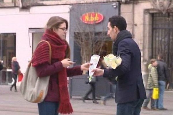 Des roses blanches distribuées dans les rues de Grenoble 