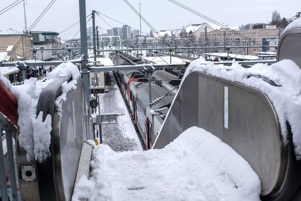 La gare de Pontoise, dans le Val-d'Oie, sous la neige, le 7 février 2018.