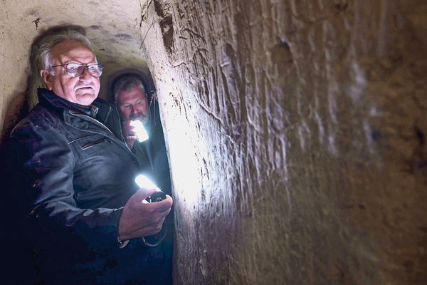 Les visiteurs du souterrain d'Hohatzenheim (67) ont laissé de multiples inscriptions dans la terre.