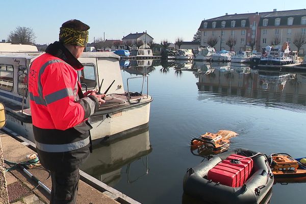 Grâce à des robots télécommandés, les hydrocarbures en surface sont absorbés.