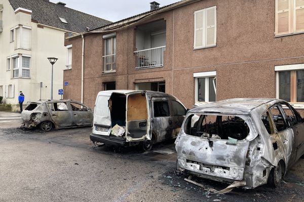 Les voitures brûlées ce mercredi 3 février à Fismes. 