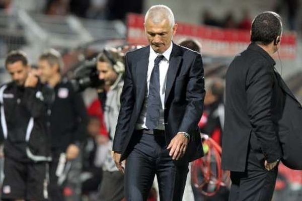 L’entraîneur de l'AC Ajaccio, Fabrizio Ravanelli quitte la pelouse après la défaite de son équipe, samedi soir 