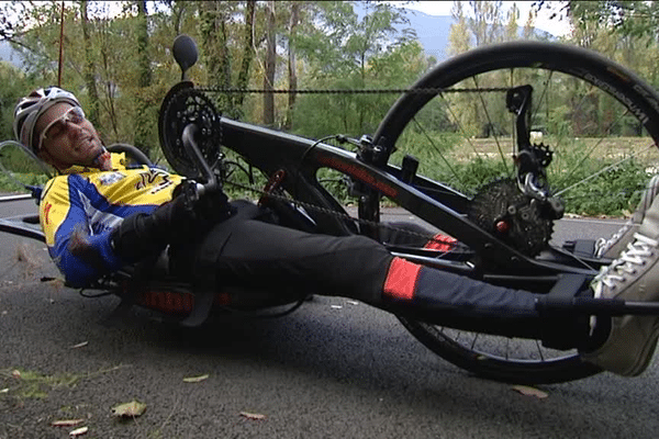 Florian Jouanny s'entraîne sur son handibike de compétition. 