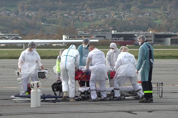 Deux patients ont été transférés ce vendredi 13 novembre de Chambéry vers le Val-de-Loire