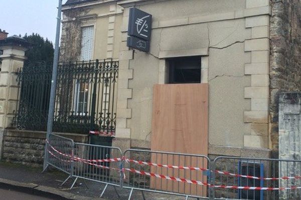 La façade du bâtiment de la Caisse d'Epargne a été endommagée par la déflagration