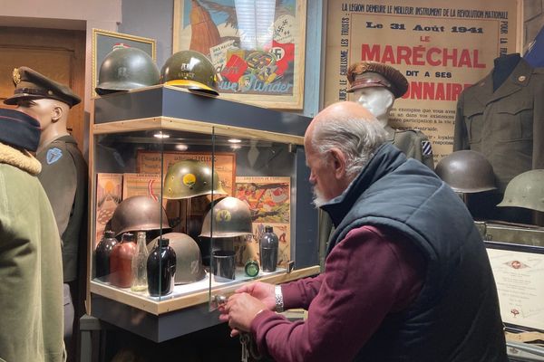 Francis Weyl devant une vitrine consacrée à la libération d'une partie de l'Alsace