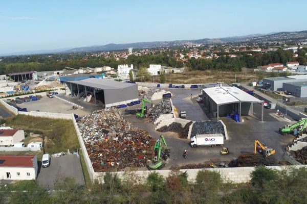 L'entreprise Soforec recycle du métal dans la ZAC des Volons d'Andrézieux-Bouthéon à 50 mètres des premières habitations.