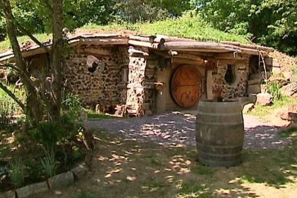 Vous souhaitez passer une nuit dans une maison de Hobbits ? C’est possible non loin de Saulieu près du lac de Chamboux dans le Morvan.