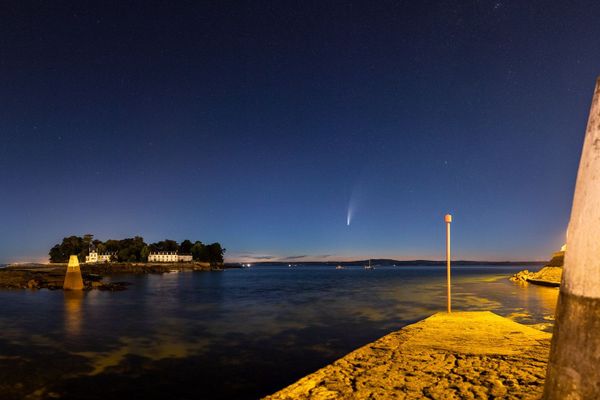 A Douarnenez, la comète Neowise plonge derrière l'île Tristan