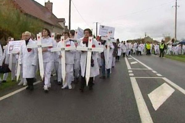 Environ 700 personnes se sont réunies pour une action de protestation symbolique le 16 novembre à Lacs dans l'Indre 338 croix plantées en bordure de l'usine, 338 pour le nombre d'emplois supprimés....
