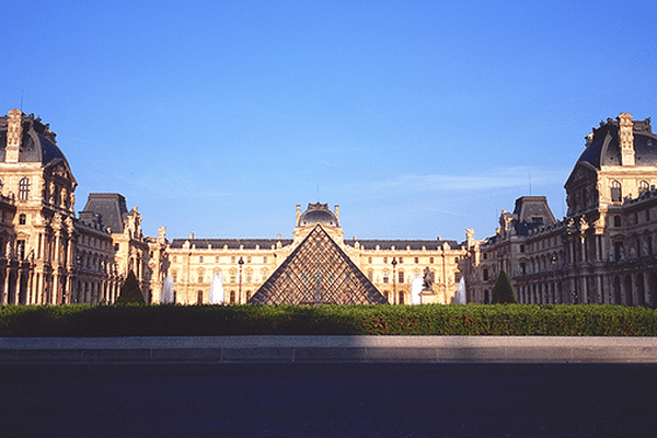 Le Musée du Louvre sous le soleil.