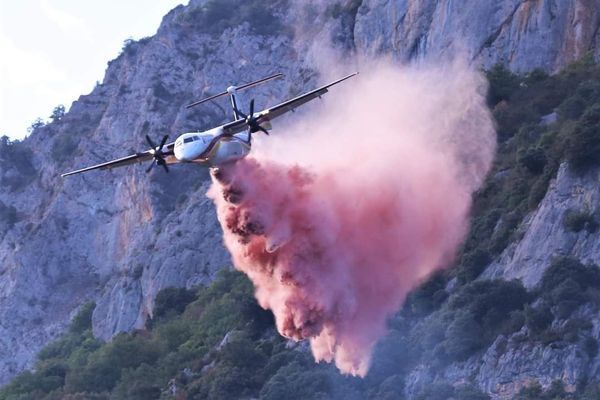 Un bombardier d'eau en action, hier soir, dans le massif du Quié en Ariège