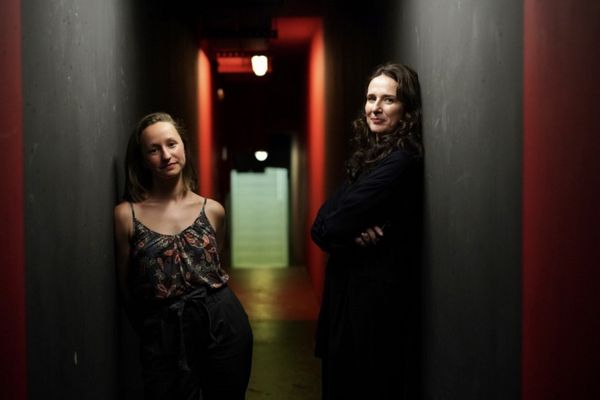 La chanteur Claire Diterzi (à droite) et Anaïs de Faria, la soprano qui interprète Anya, héroïne de son opéra pour enfants "Puisque c’est comme ça,  je vais faire un opéra toute seule"