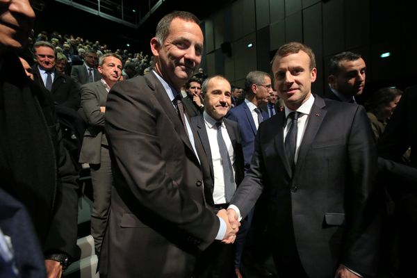 En février 2018, Gilles Simeoni, et les nationalistes alors unis, accueillaient Emmanuel Macron à Bastia. Quatre ans plus tard, les sourires sont toujours crispés.