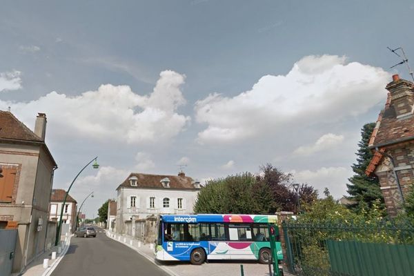 Le drame s'est produit rue de la République, une rue qui traverse la petite ville de Saint-Clément.