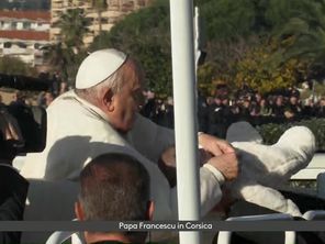 Lors de sa déambulation sur le front de mer à Ajaccio , le pape a béni un bébé