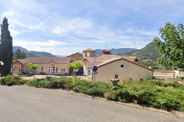 La mairie de Curbans, commune de Haute-Provence frontalière avec les Hautes-Alpes.