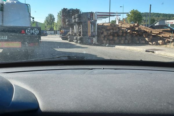 Le camion a renversé son chargement à la sortie d'un rond-point à Albi (Tarn).