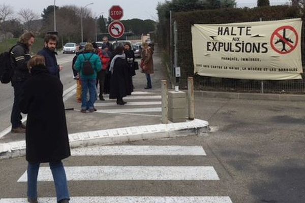 Manifestation devant le centre de rétention Nîmes pour Ismaël, jeune Guinéen menacé d'expulsion - 24 février 2018