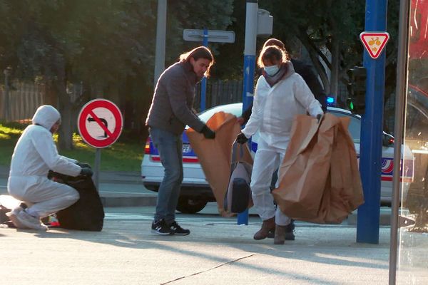 Montpellier - la police technique et scientifique récolte des preuves et indices sur le lieu de la découverte des 2 blessés par balles - 16 janvier 2022.