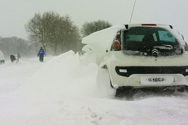 Une voiture bloquée par la neige dans le secteur de Douvres-la-Délivrande (Calvados)