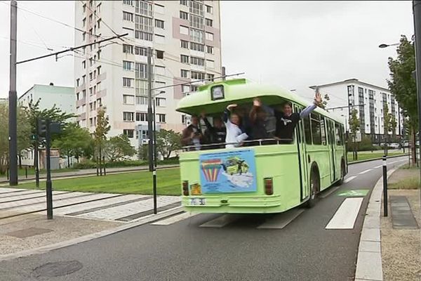 Le bus de "L'Avocatour" dans les rues du Havre