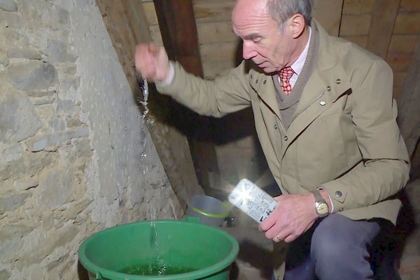 Henry de la Tour du Pin se désespère : des litres d'eau passent à chaque pluie à travers les toitures du château