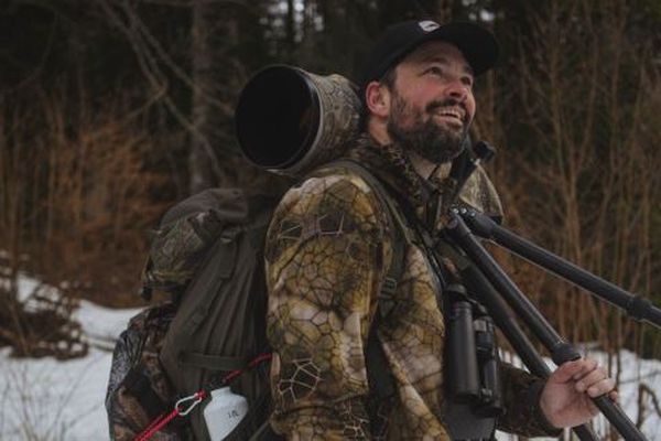 Le photographe jurassien Yoann Thionnet dans les paysages enneigés des forêts du massif jurassien.