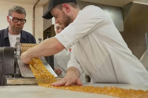 Dans une boutique de MOret-sur-Loing, Yvan apprend à faire du sucre d'orge