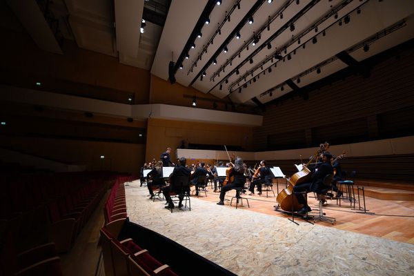 Les musiciens de l'Orchestre National de Lille jouent masqués.