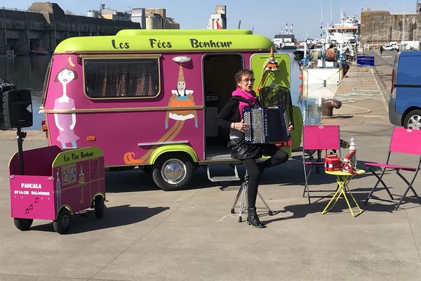 Pascala et la roulotte des Fées Bonheur entament une tournée d'été en plein air après un trop long confinement qui les a éloignées du public et des salles de spectacle.