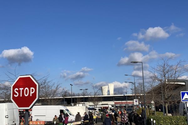 Difficile d'imaginer que cette place vivante les jours de marché à Valence se trouve à 250 mètres d'un point de deal où plusieurs fusillades ont éclaté, faisant de nombreux blessés.