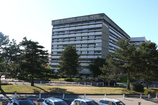 La patiente a été transférée au service d'infectiologie du CHU de Saint-Etienne