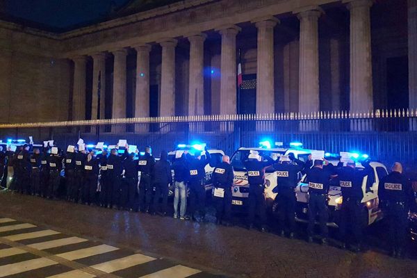 Manifestation des policiers à Bordeaux devant la Palais de Justice, le 24 octobre 2016