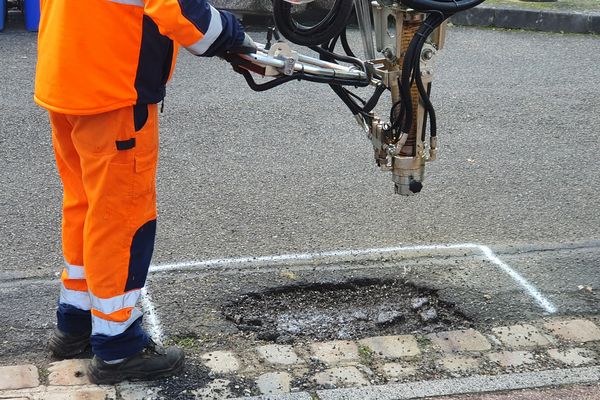 La Métropole Rouen Normandie teste une machine pour réparer plus rapidement les nids de poule.