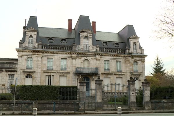 L'ancienne sous-préfecture de Nérac comporte 20 pièces et un parc de près de 2000 m2 en bordure de Baïse