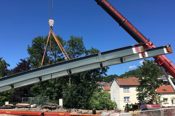 La poutre a été déplacée à l'aide d'une grue de 350 tonnes.