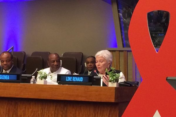 La chanteuse et actrice Line Renaud photographiée pendant de sa prise de parole à l'ONU.