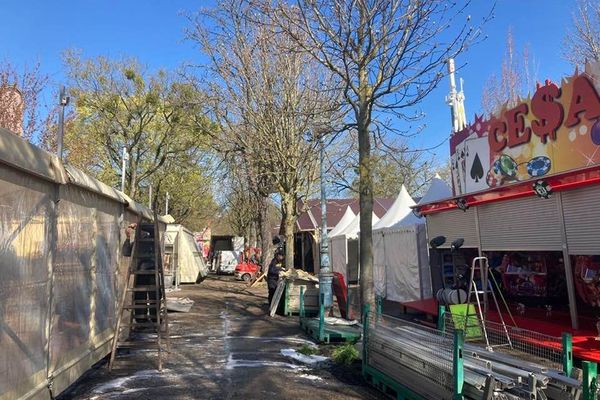 Installation de la  foire de Nancy (Meurthe-et-Moselle) lundi 25 mars.