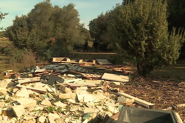 A Lédenon près de Nîmes, les gendarmes ont interpellé deux individus en train de déposer de l'électroménager dans la garrigue. La mairie a porté plainte.