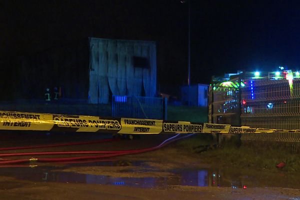 L'incendie a touché un entrepôt de l'entreprise Bourgogne Recyclage, à Longvic en Côte-d'Or.