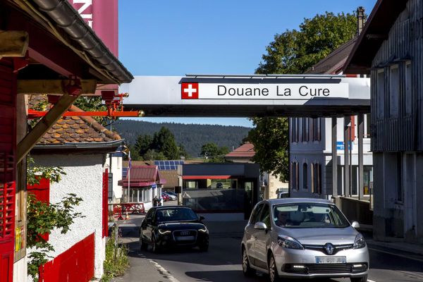 Les frontaliers sont de plus en plus nombreux attirés par les salaires en Suisse.
