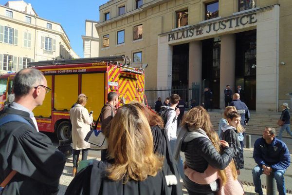 Le palais de justice de Nîmes a  été évacué suite à un incendie rapidement maîtrisé qui s'était déclaré dans un patio près des salles d'audience correctionnelles.