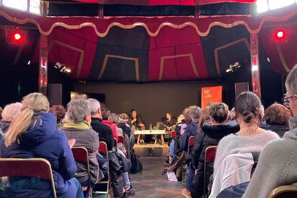 Eve Guerra et Marielle Hubert, toutes jeunes romancières, réunies avec Marion Fayolle à la Fête du Livre de Bron le 9 mars 2024 sous le chapiteau du Magic Mirror