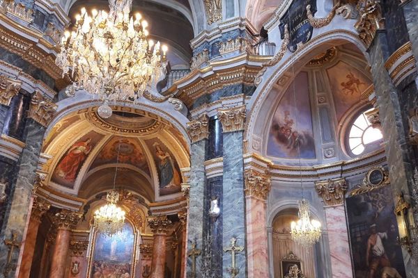 A Nice, sur le cours Saleya, découverte du flamboyant intérieur baroque de la chapelle de la Miséricorde