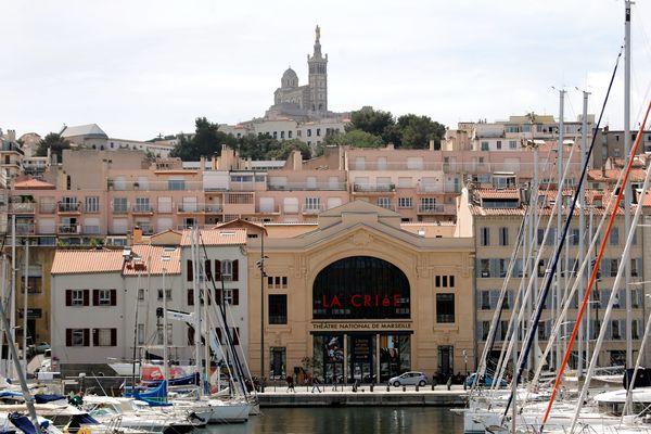 Deux ex-salariés du théâtre, un agent de maintenance et un administrateur, sont décédés, respectivement en 2010 et 2014, de pathologies développées en raison de leur exposition professionnelle à l'amiante.