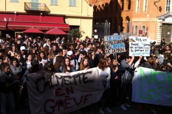 Environ 500 jeunes ont manifesté ce jeudi matin à Nice.