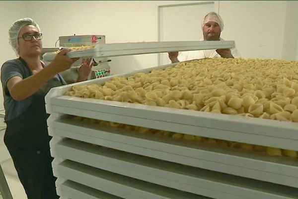 Thierry Laroze, agriculteur en Corrèze, à Donzenac, fabrique des pâtes avec le blé qu'il produit sur son exploitation. Son épouse, Leslie, a quitté son métier de dessinatrice en cabinet d'architecture pour se consacrer totalement à ce nouveau créneau. 